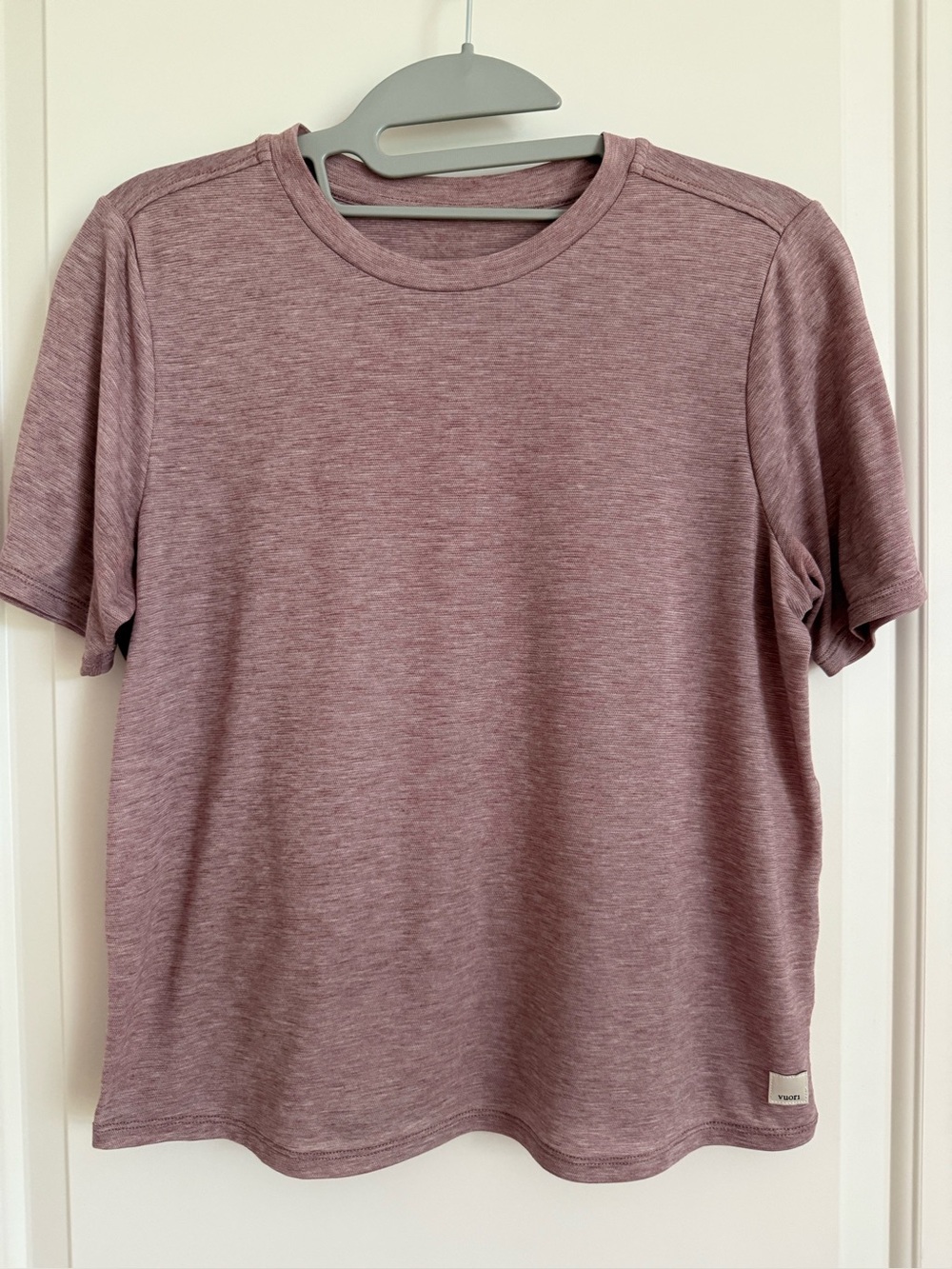 Vuori lightweight athletic top tee pink Small